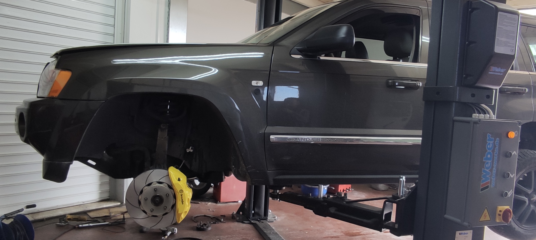 HyperBrake Motorsport Front 6pot Big Brake Kit for Jeep Grand Cherokee III with Akebono calipers and 2-Piece Full Floating Brake Rotors 356x34mm - Image 2