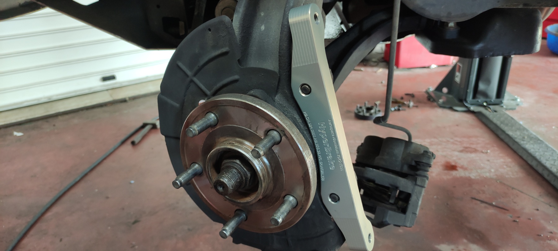 HyperBrake Motorsport Front 6pot Big Brake Kit for Jeep Grand Cherokee III with Akebono calipers and 2-Piece Full Floating Brake Rotors 356x34mm - Image 3