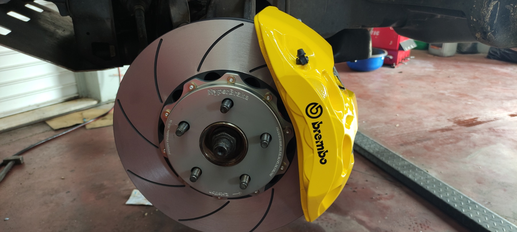 HyperBrake Motorsport Front 6pot Big Brake Kit for Jeep Grand Cherokee III with Akebono calipers and 2-Piece Full Floating Brake Rotors 356x34mm - Image 4